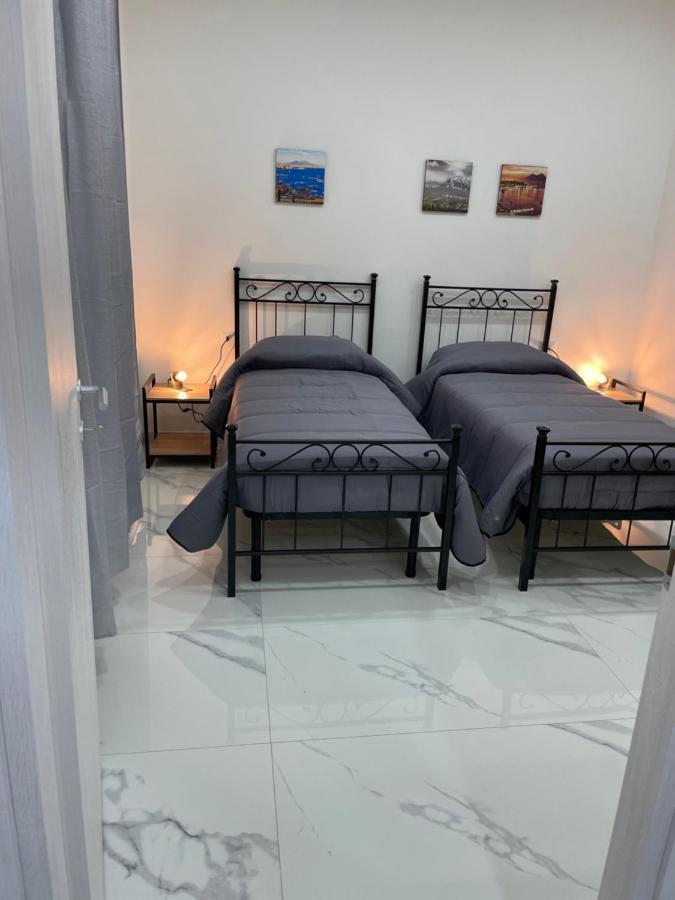 Lumacors House Bed & Breakfast เนเปิลส์ ภายนอก รูปภาพ