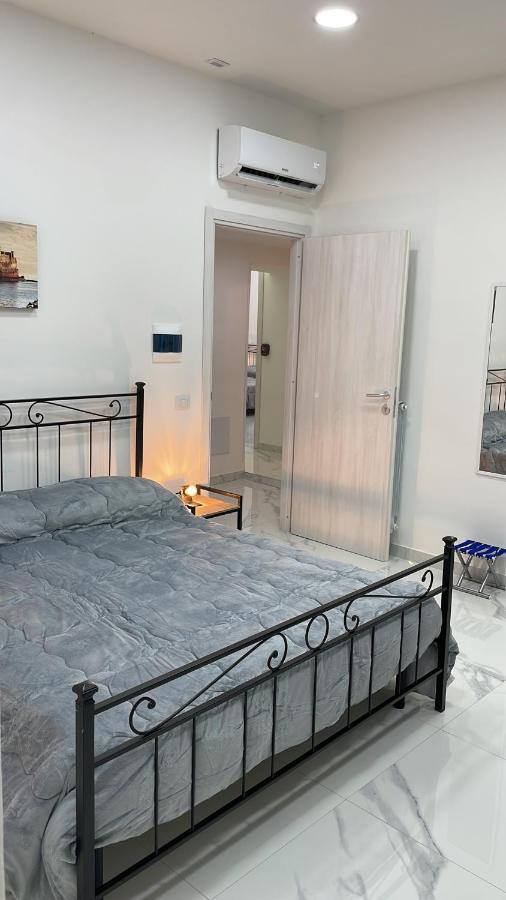 Lumacors House Bed & Breakfast เนเปิลส์ ภายนอก รูปภาพ