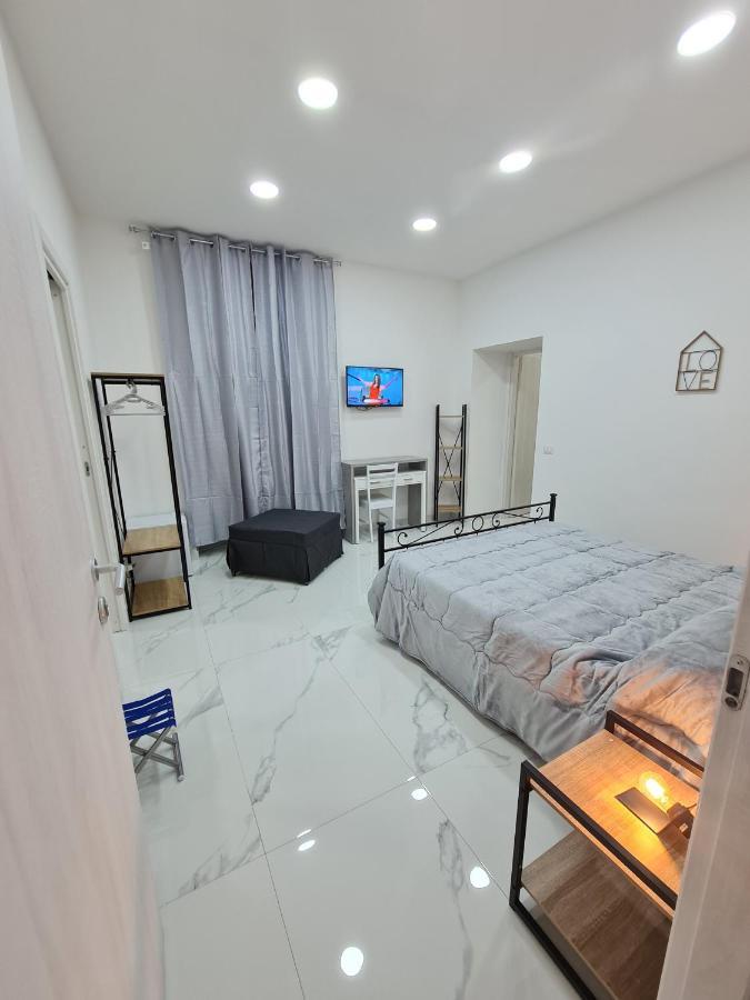 Lumacors House Bed & Breakfast เนเปิลส์ ภายนอก รูปภาพ