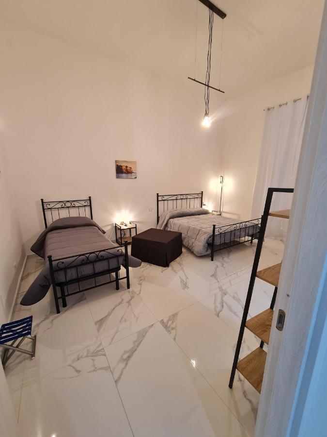 Lumacors House Bed & Breakfast เนเปิลส์ ภายนอก รูปภาพ