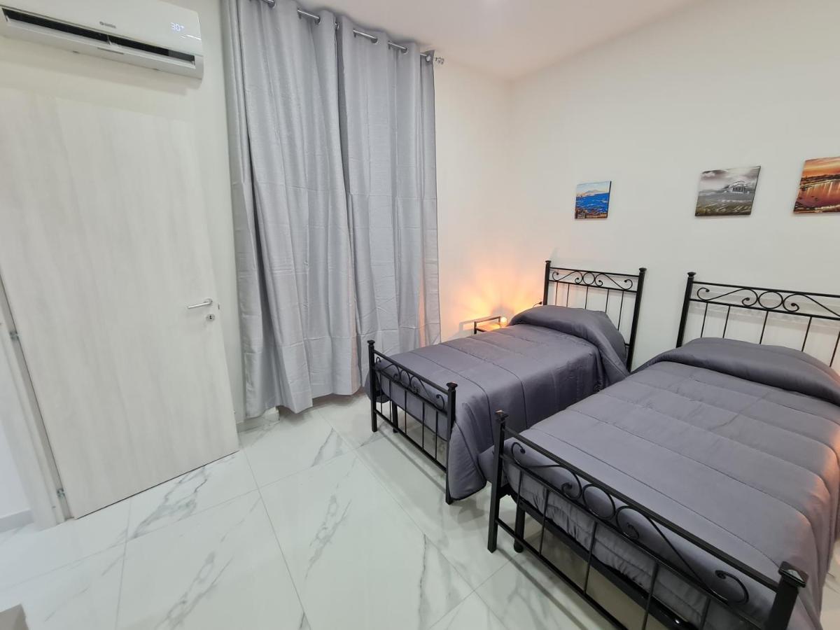 Lumacors House Bed & Breakfast เนเปิลส์ ภายนอก รูปภาพ