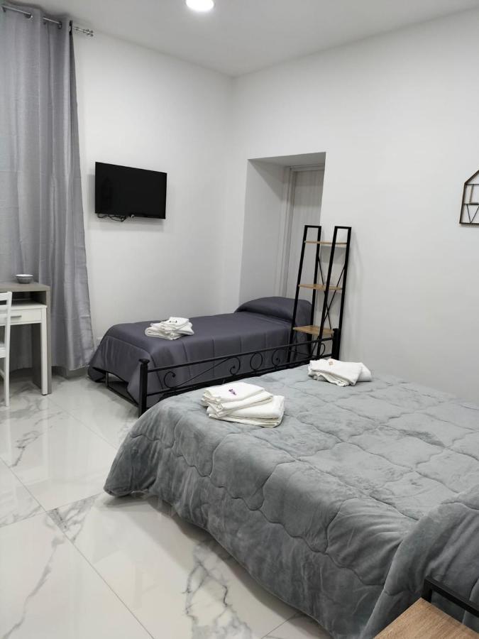 Lumacors House Bed & Breakfast เนเปิลส์ ภายนอก รูปภาพ