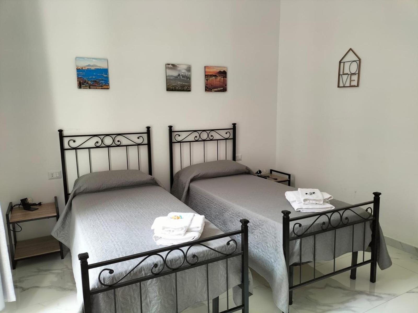 Lumacors House Bed & Breakfast เนเปิลส์ ภายนอก รูปภาพ